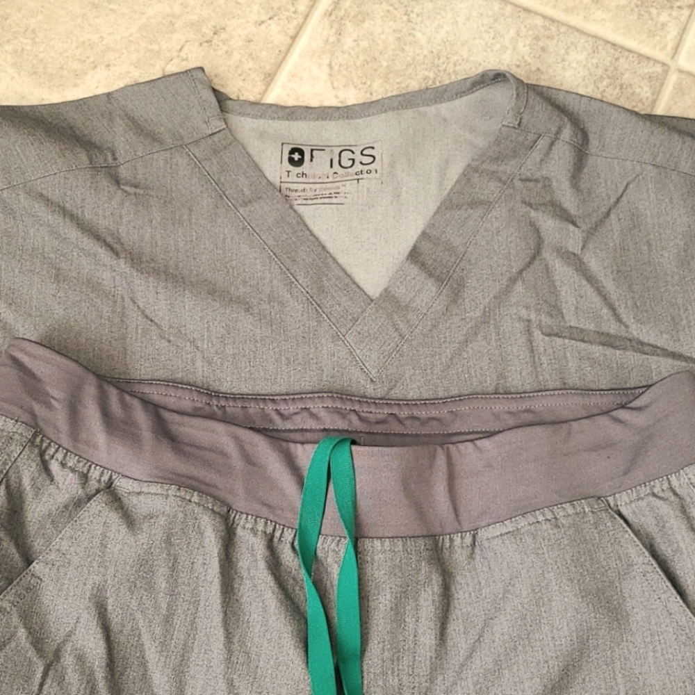 Set of Graphite men's Figs scrubs, large
